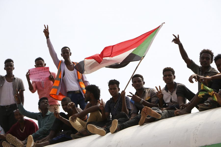 Demonstranter i Khartum firade i lördags att sudanesiska generaler och protestledare undertecknat en deklaration om övergången till ett civilt styre.