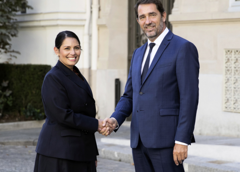 Inrikesministrarna Priti Patel, Storbritannien, och Christophe Castaner, Frankrike, möttes på torsdagen.