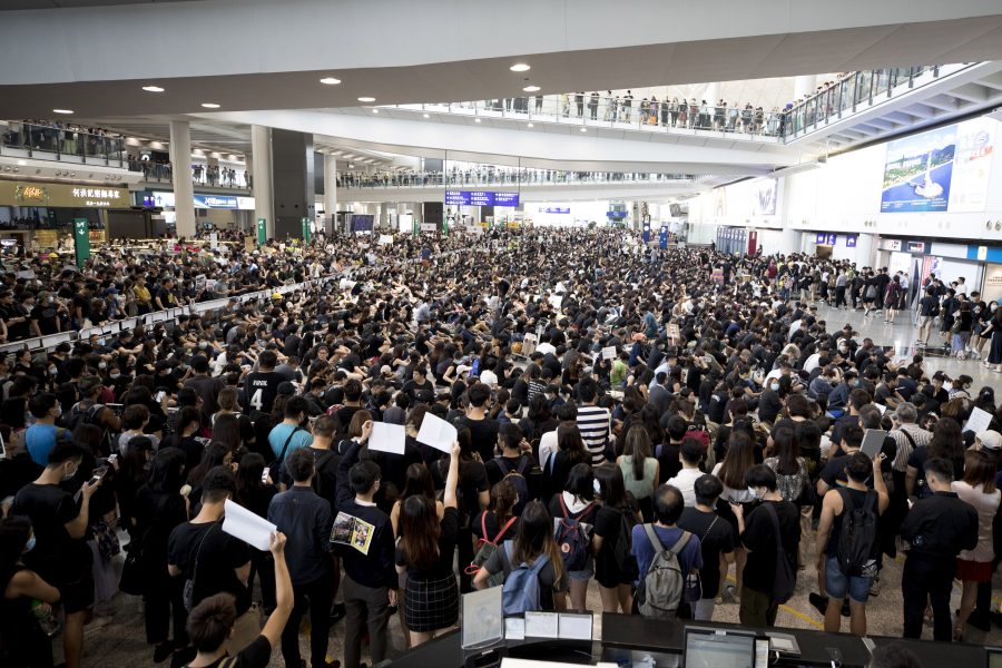 Tusentals personer demonstrerar på den internationella flygplatsen i Hongkong.