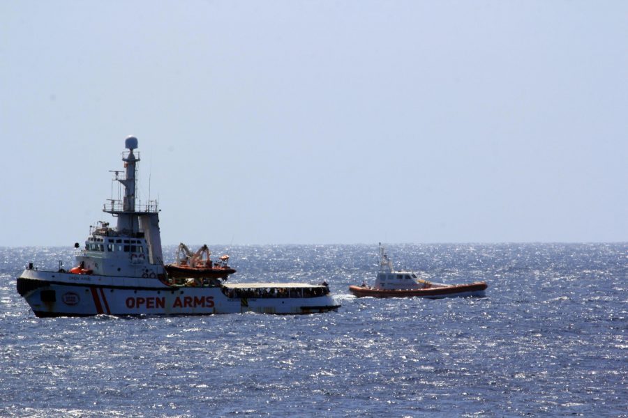 Open Arms och en båt från italienska kustbevakningen utanför Lampedusa i södra Italien.