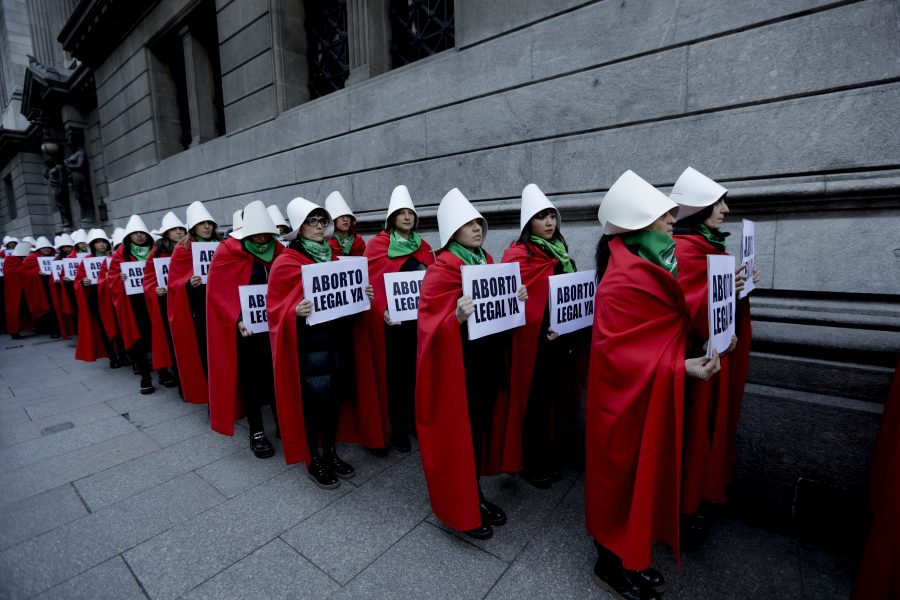 Inspirerade av teveserien The Handmaid's Tale marcherar kvinnor för rätten till legal abort, utanför kongressen i Buenos Aires, Argentina, 2018.
