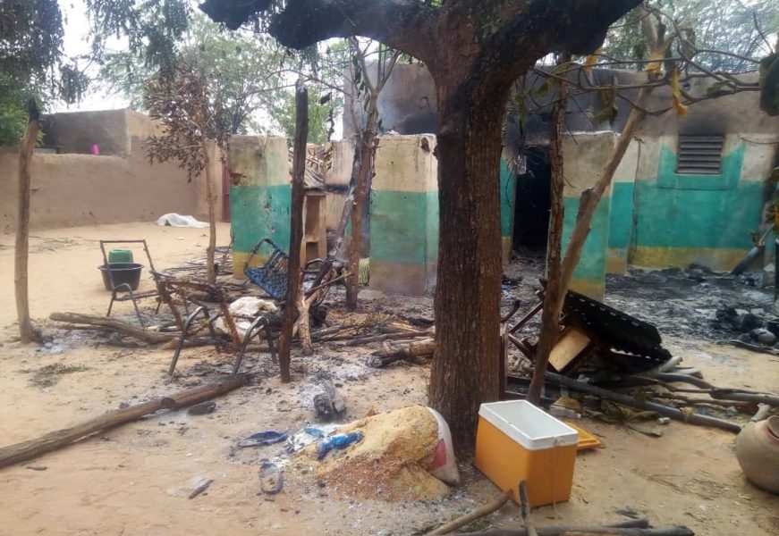 Utbrända hus och förödelser efter en etniskt grundad attack mot byn Ogossogou i Mali i mars.