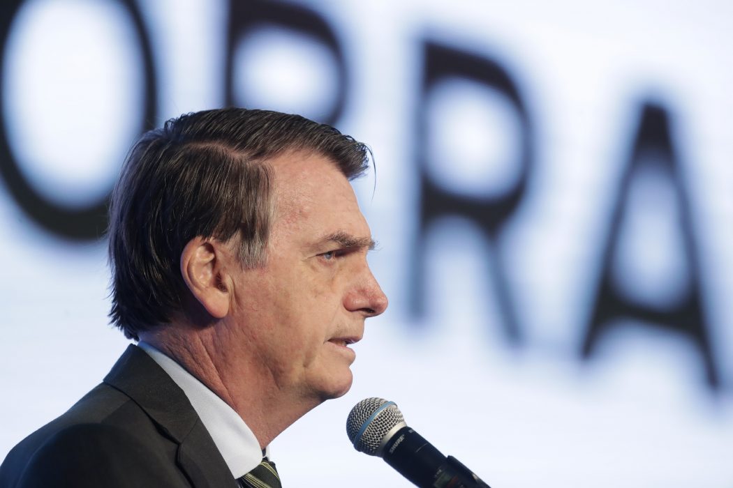 Brasiliens president Jair Bolsonaro talar under en kongress.