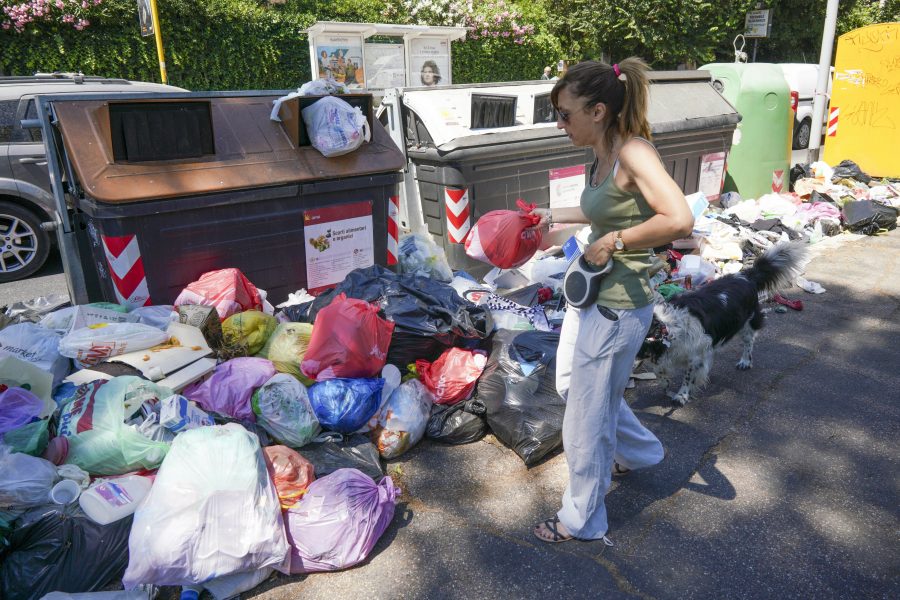 En boende i Rom lämnar sitt bidrag under en pågående sopkris.