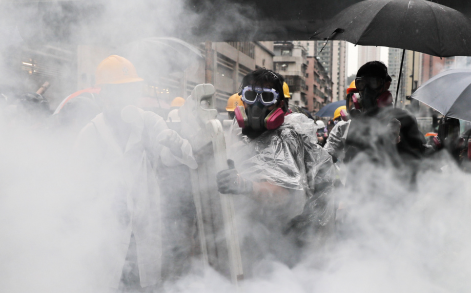 Polisen i Hongkong satte in tårgas mot demonstranterna på söndagen.