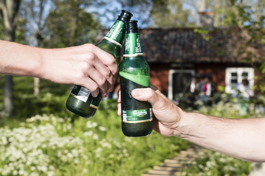 Fyra av tio svenskar drack alkohol varannan dag eller oftare under semestern.