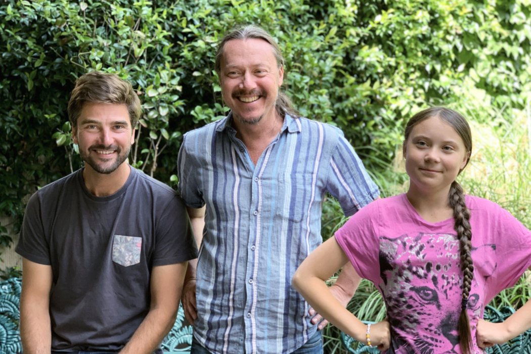 Greta Thunberg tillsammans med sin pappa Svante Thunberg och Malizia II:s kapten Boris Herrmann.