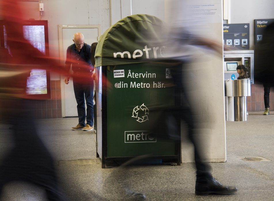 Metros tidningsställ gapar tomma vid t-bana Slussen.