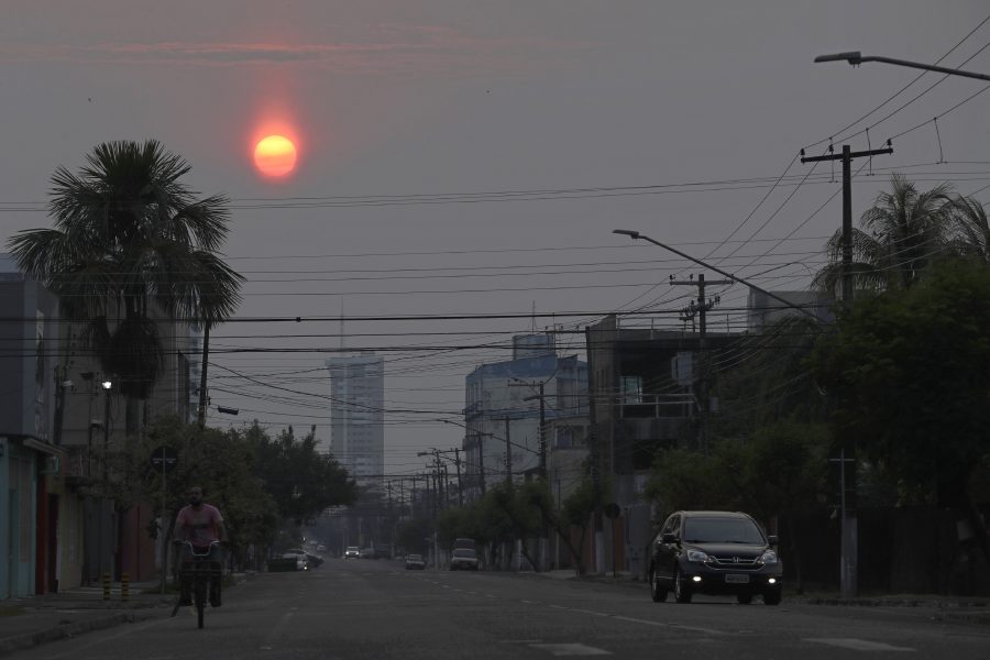 Solen förmörkas av brandrök i Porto Velho, som har en halv miljon invånare, i den brasilianska delstaten Rondônia.