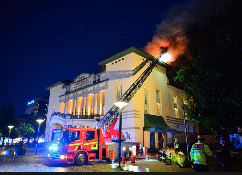 En kraftig brand har brutit ut i Östgötateaterns lokaler i Norrköping.