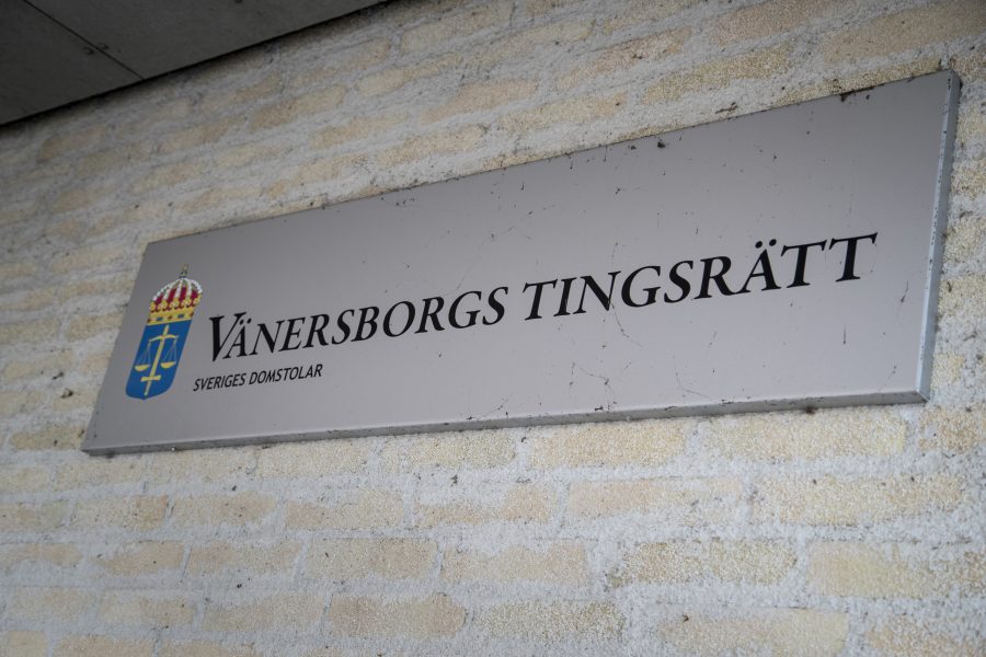 En man begärs häktad vid Vänersborgs tingsrätt, misstänkt för bland annat ett våldtäktsförsök.