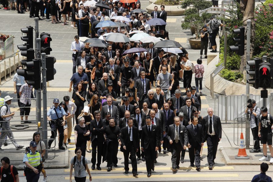 Svartklädda advokater visar sitt stöd för Hongkongs prodemokratiska proteströrelse.