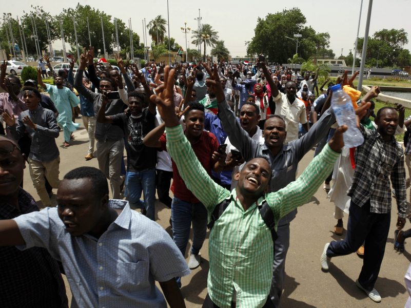 Sudaneser firar på gatan i Khartum efter undertecknandet av ett tidigare avtal om maktdelning mellan militären och proteströrelsen.