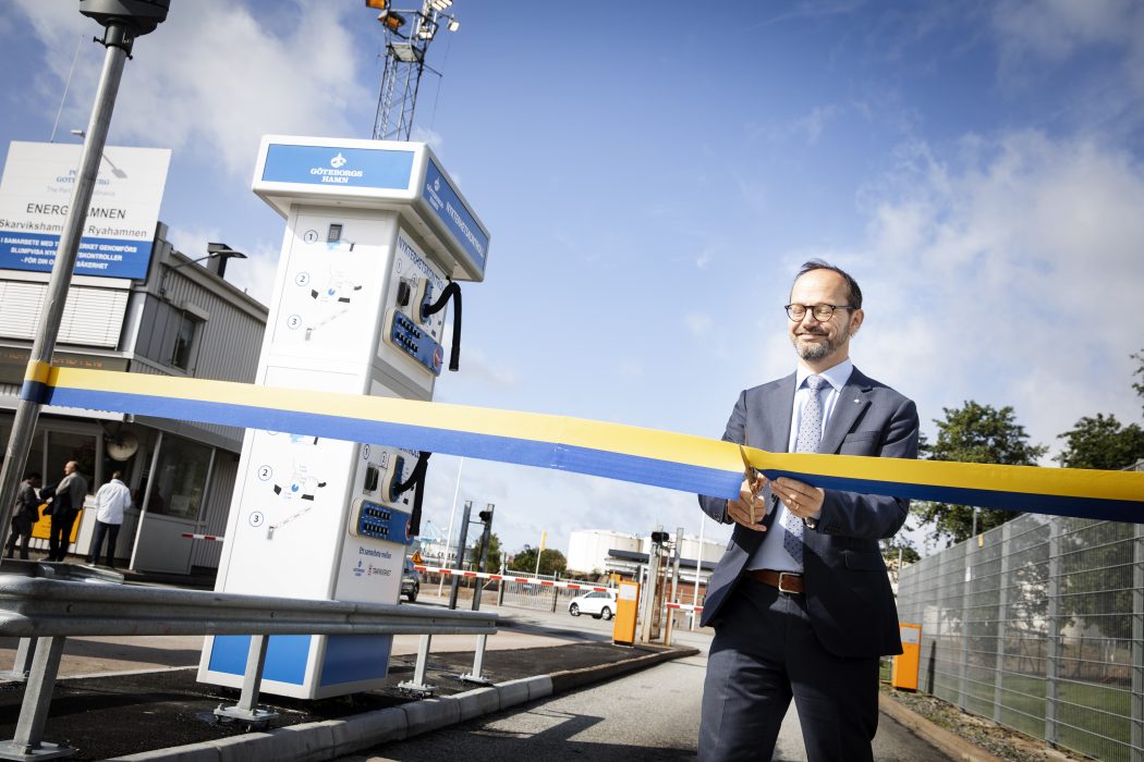 Infrastrukturminister Tomas Eneroth vid invigningen av Göteborgs hamns första alkobom vid Energihamnen.