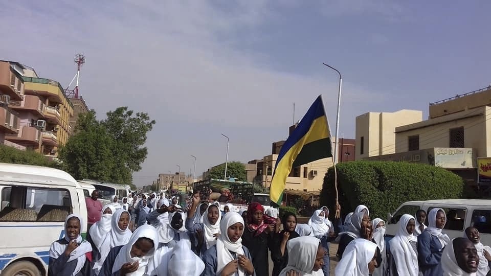 Elever i Omdurman, nordväst om huvudstaden Khartom, protesterar mot våldet i El-Obeid tidigare i veckan.