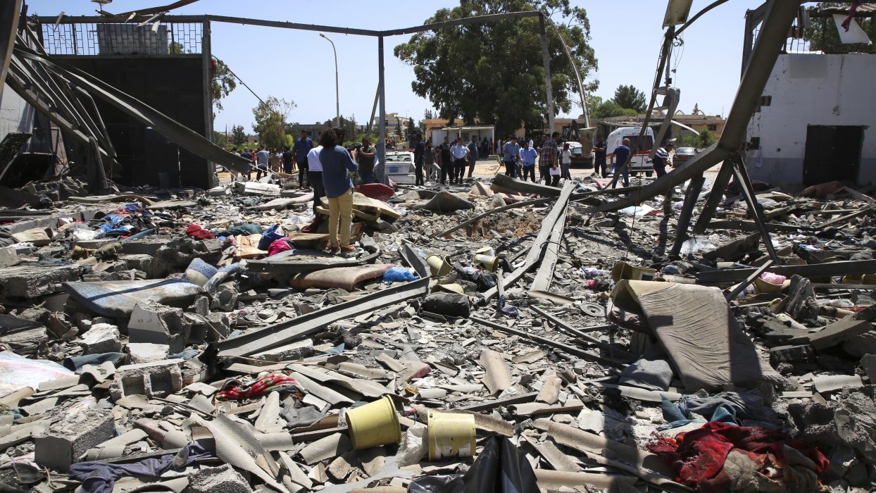 Delar av interneringslägret i Tajoura utanför Libyens huvudstad Tripoli i spillror efter att det nu stängda interneringslägret bombats.