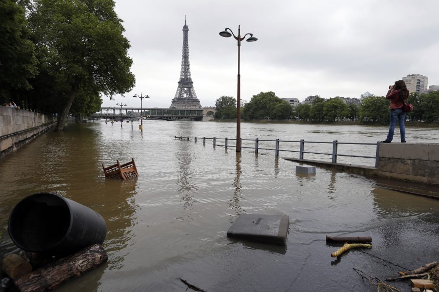 Översvämmade flodbäddar utmed Saine i Paris 2016.