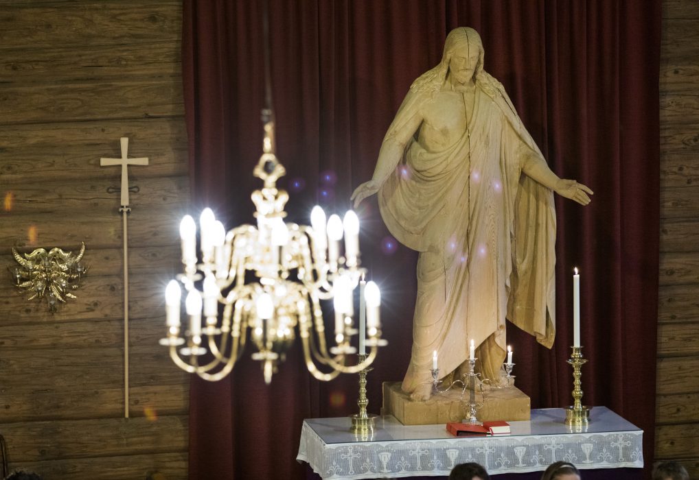 Dana Flyman känner sig inte längre välkommen i kyrkan i Lysekil efter att hon kom ut som transperson.