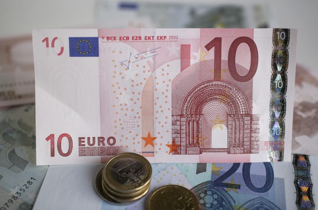 Basinkomst kan lindra fattigdom, men det lönar sig inte att ta ett deltidsjobb, enligt en rapport från finska finansministeriet.