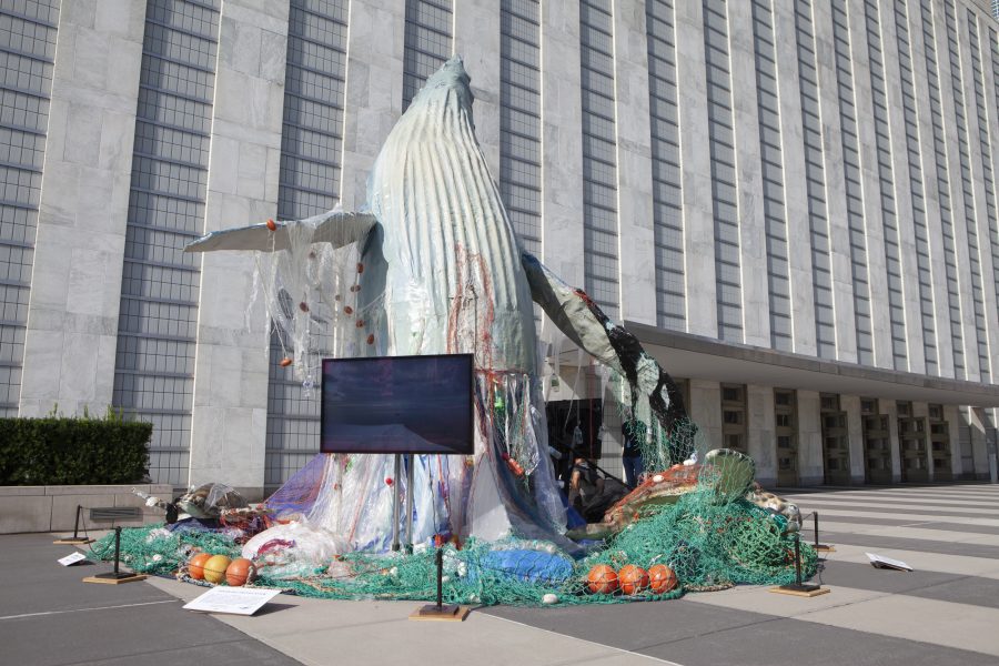  Havsinspirerat konstverk skapat av Greenpeace utanför FN-skrapan i New York.