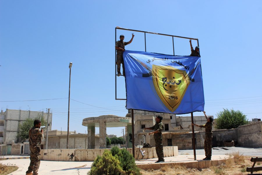 Uncredited/AP/TTDen kurdisk-arabiska rebellalliansen SDF hissar en flagga i en stad i norra Syrien sedan de intagit den från terrorrörelsen IS.