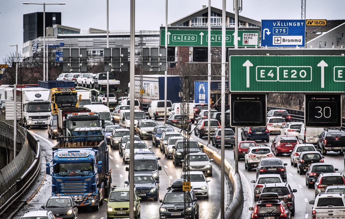 I ett pågående forskningsprojekt studeras hur en svensk kilometerskatt för personbilar skulle kunna se ut.