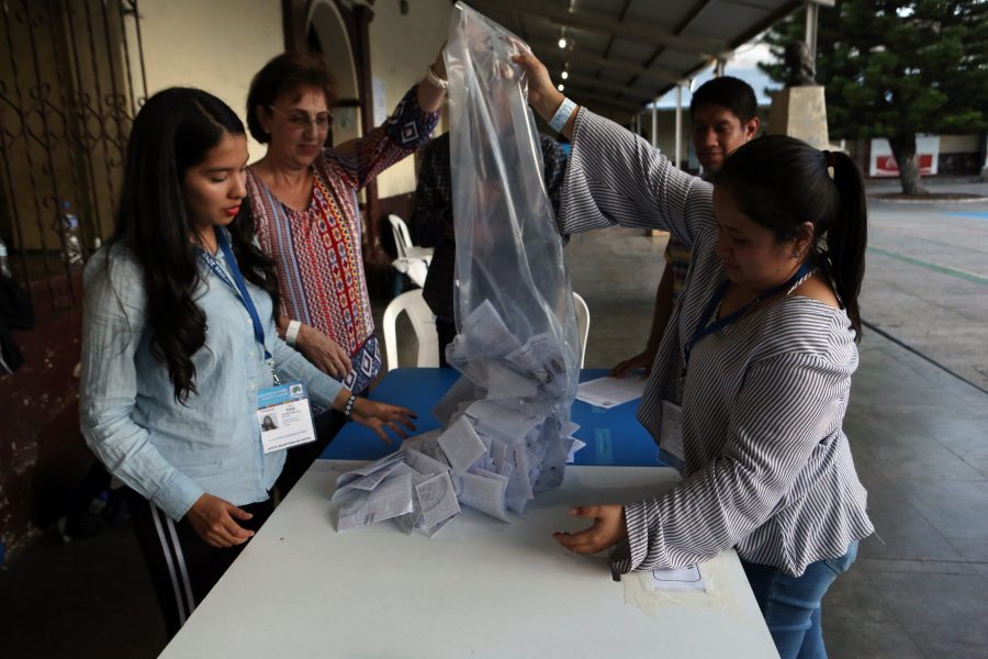 Rösträkning i Guatemala.