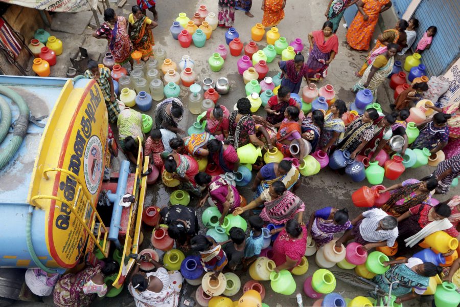 Utdelning av vatten från en tankbil i Chennai (Madras) i sydöstra Indien.