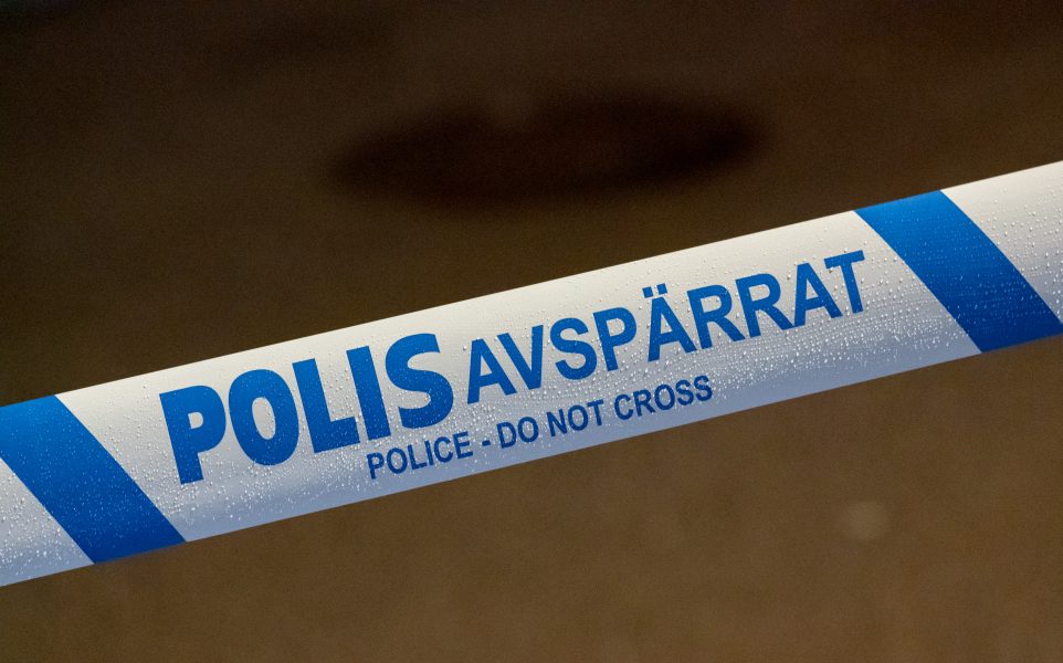 Tre personer skadades i ett bråk i en lägenhet i Laholm under måndagskvällen.