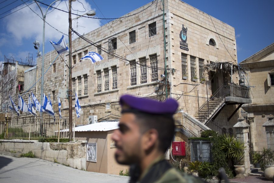 En israelisk soldat står vakt i staden Hebron på det av Israel ockuperade palestinska Västbanken.