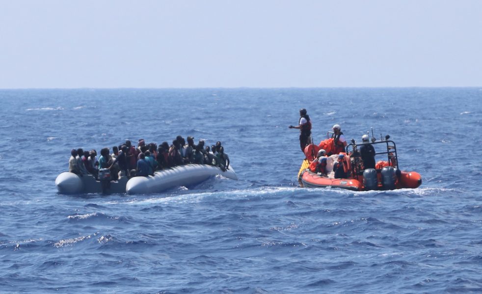 En bild från i lördags visar en annan räddningsinsats från hjälporganisationerna SOS Méditerranée och Läkare utan gränser, ombord på norskregistrerade Ocean Viking.