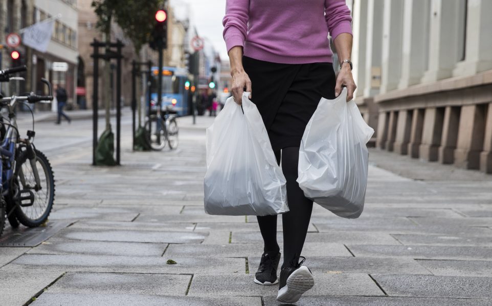 Tysklands miljöminister aviserar nu om ett förbud mot plastpåsar.