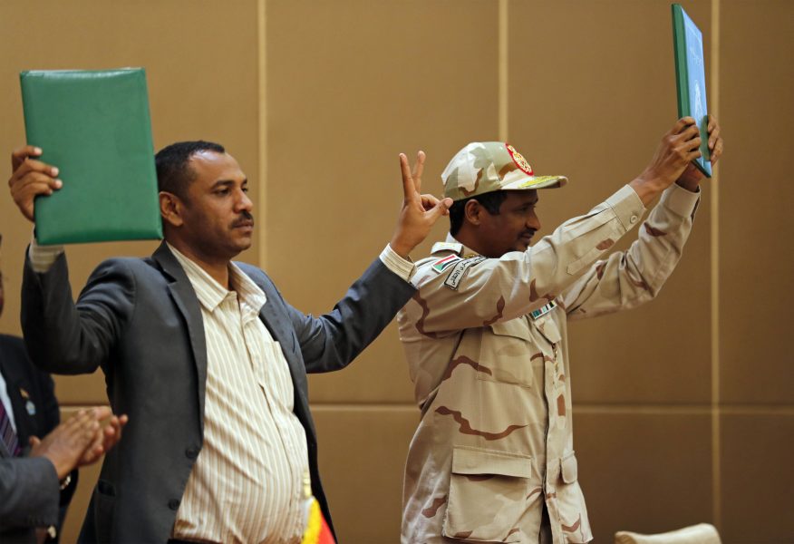 Protestledaren Ahmed Rabie och generalen Mohammed Hamdan Dagalo, känd som Hemedti, undertecknade den konstitutionella deklarationen på söndagen.