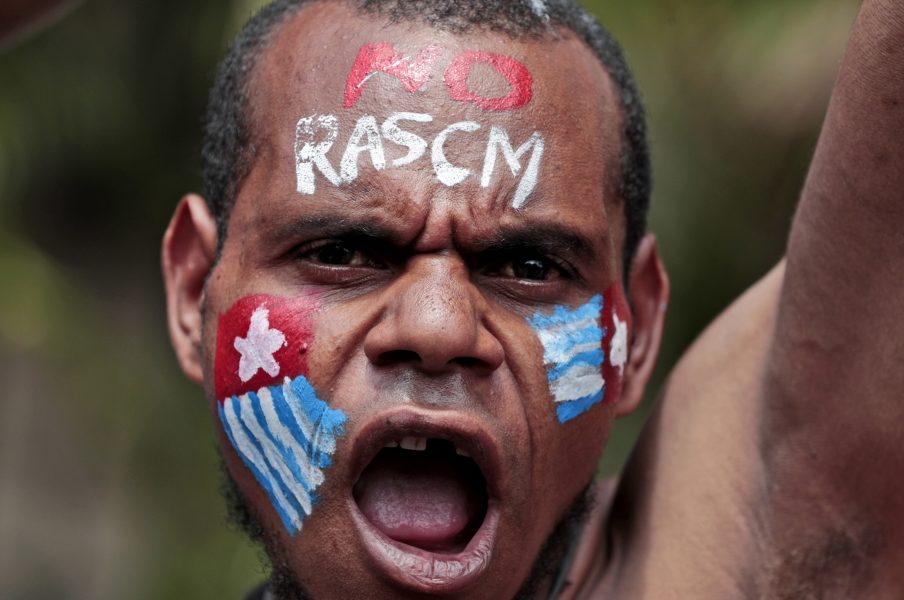 En papuansk aktivist med den seperatistiska flaggan Morning Star målad i ansiktet, under en protest nära presidentpalatset i Jakarta  22 augusti.