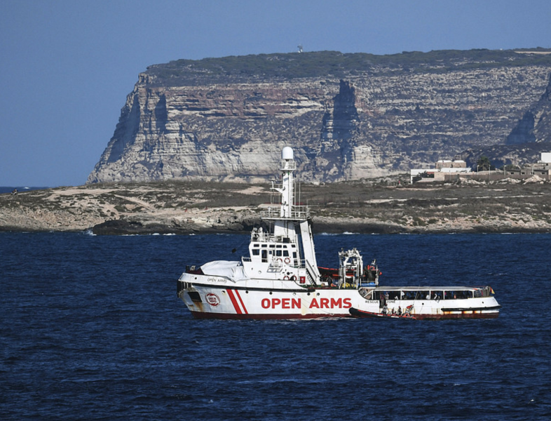 Räddningsfartyget Open Arms utanför den italienska ön Lampedusa.
