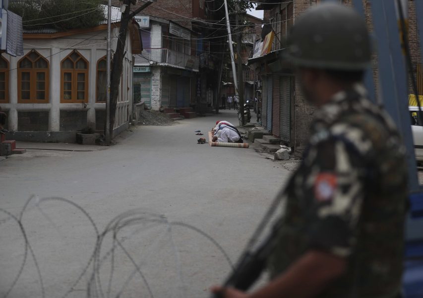 Indiska säkerhetsstyrkor bevakar en vägspärr i Srinagar.