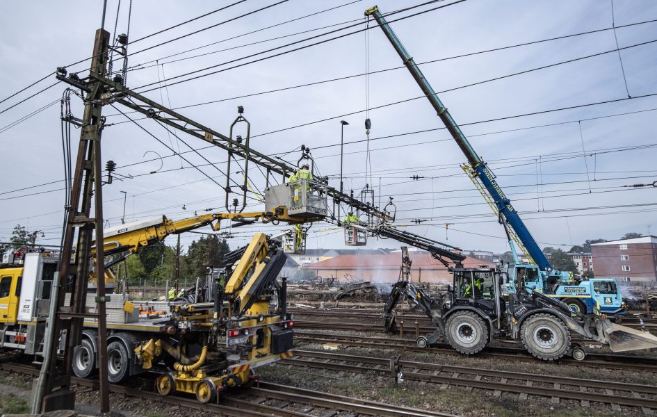 Trafikverkets arbete med skadade kontaktledningar och signalsystemkablar pågår strax norr om Hässleholms centralstation.