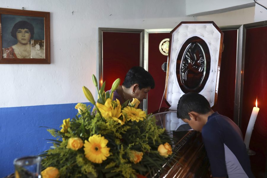 Journalisten Jorge Ruiz Vazquez mördades i fredags i Veracruz i Mexiko, här står hans tolvåriga son Jesus Ruiz framhör kistan.