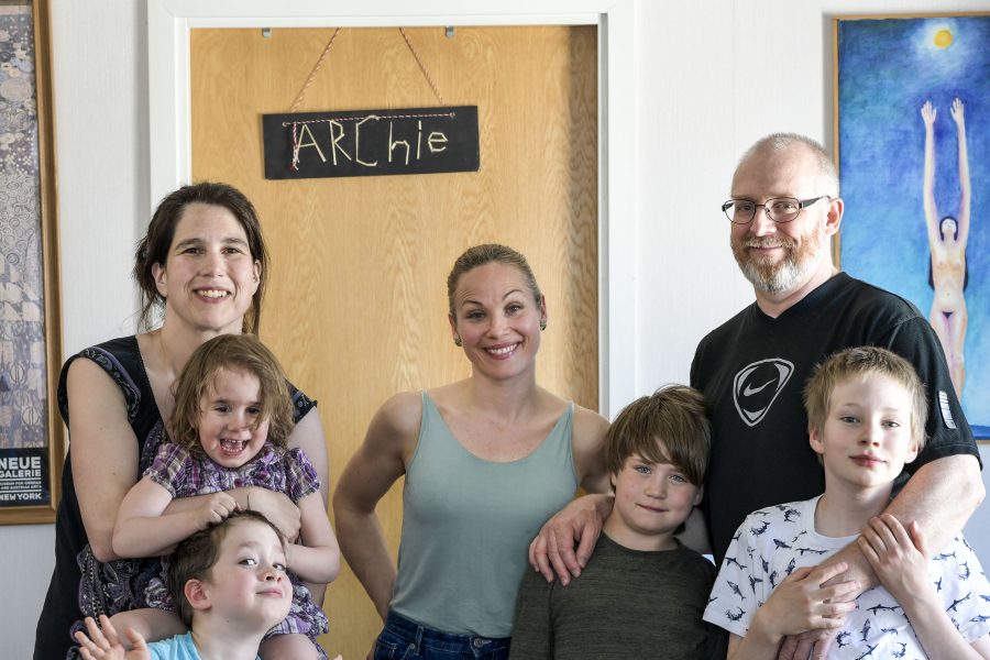Maria Bengtsson Lenn, i mitten, var med som doula när Tanya och Jonas Blomkvist födde sitt första barn, sonen Archie, i dag tio år.