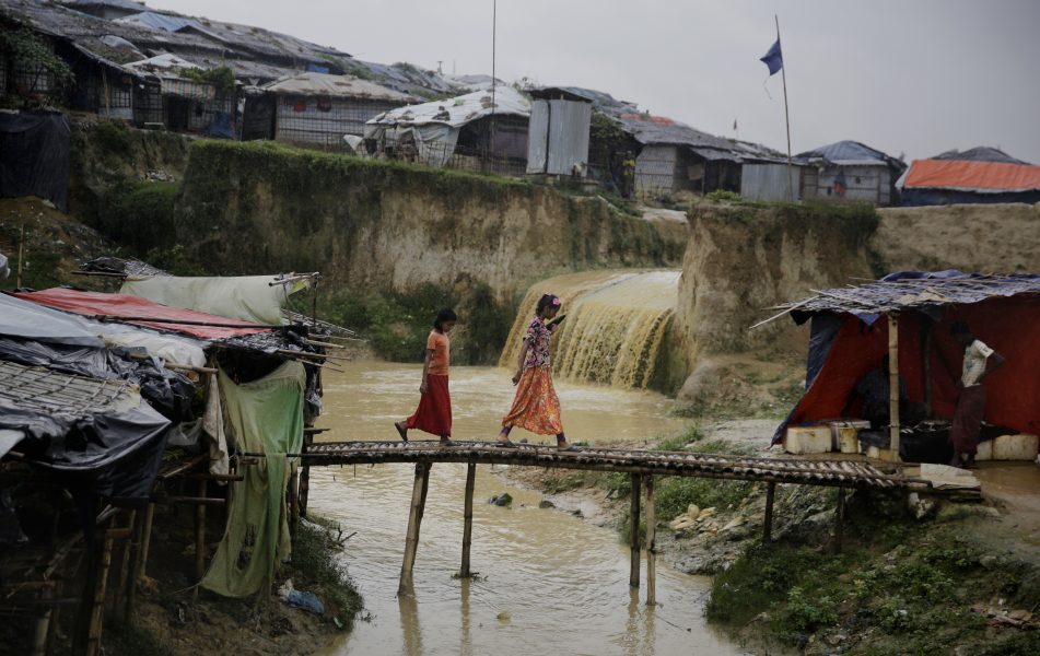 Rohingyaflyktingarna som flytt från Myanmar över gränsen till Bangladesh och bor i läger som är svårt utsatta för översvämningar är ett exempel på en flyktinggrupp som flyr både från osäkerhet i sitt hemland och från klimatförändringarnas konsekvenser.
