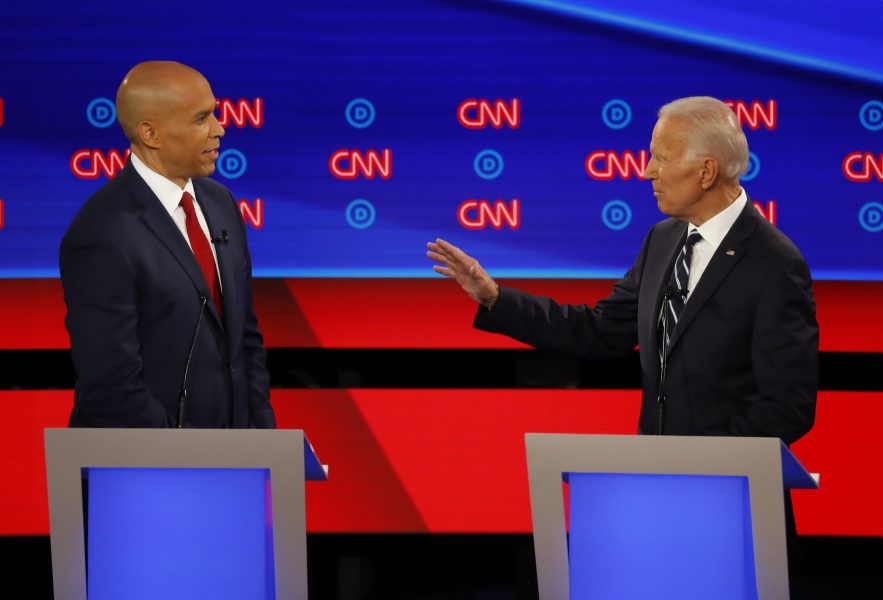 Cory Booker (till vänster) hamnade i flera replikskiften med den tidigare vicepresidenten Joe Biden.