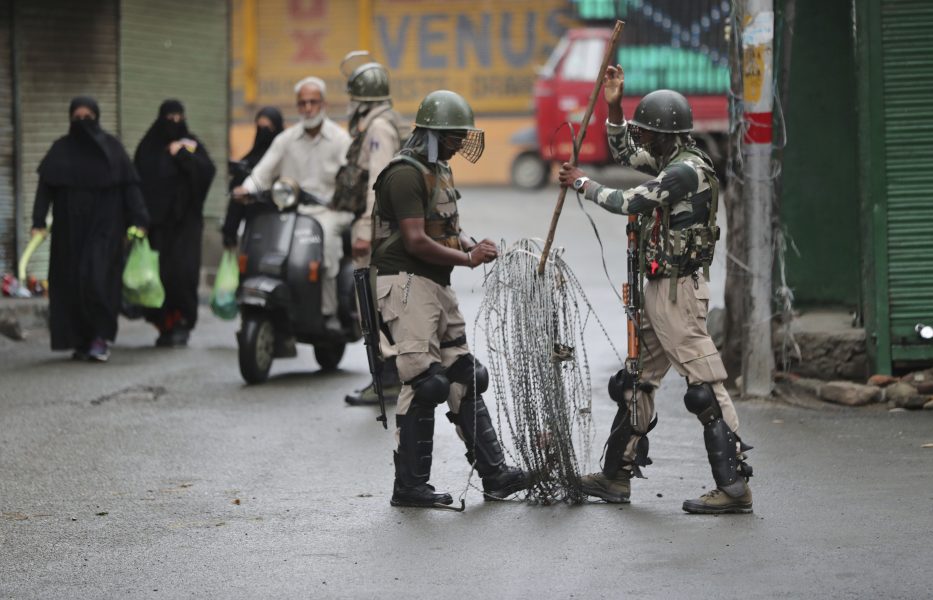 Indiska soldater stänger av en gata i Srinagar på lördagen.