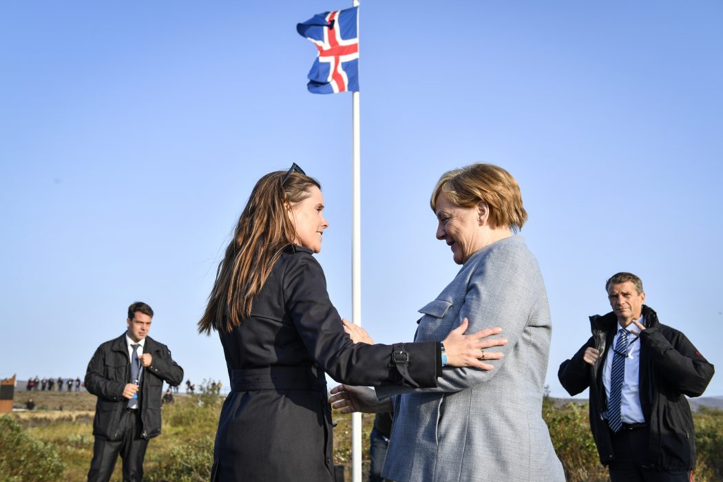 Islands statsminister Katrín Jakobsdottír tar emot Tysklands förbundskansler Angela Merkel vid sommarresidenset i Thingvellir nationalpark, inför de nordiska statsministrarnas årliga inofficiella sommarmöte.