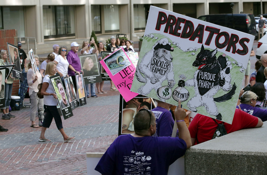 Demonstrationer vid en liknande rättegång mot läkemedelsbolaget Purdue Pharma som pågår i Boston i Massachusetts.