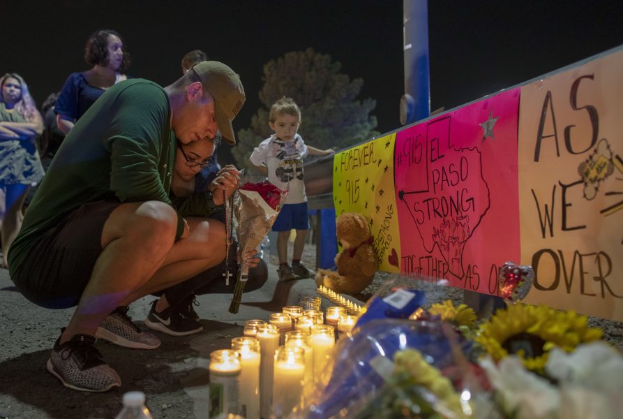 Människor sörjer under en minnesstund för offren i masskjutningen i El Paso, Texas.