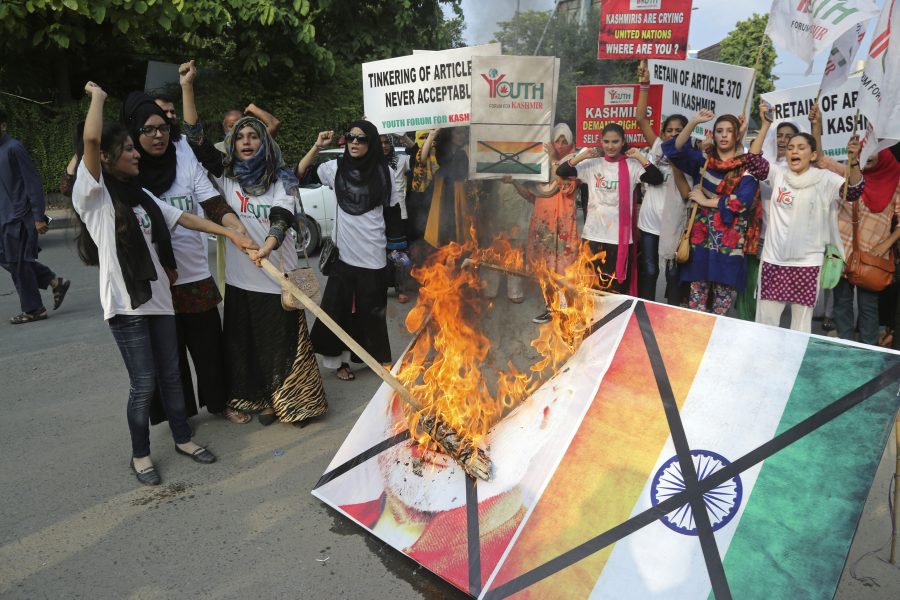 Pakistanska studenter i staden Lahore bränner en bild av Indiens premiärminister.