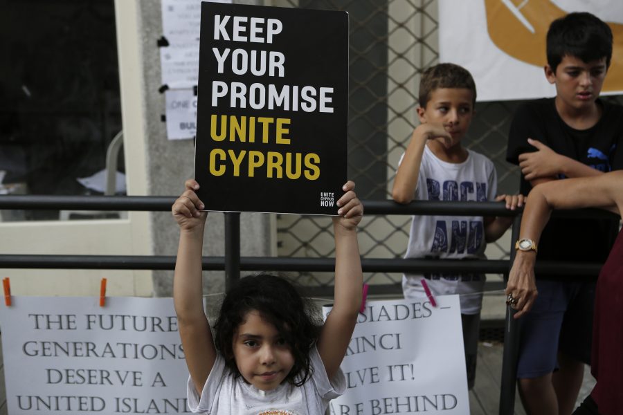 Många cyprioter har ledsnat på den långdragna konflikten mellan öns båda delar.
