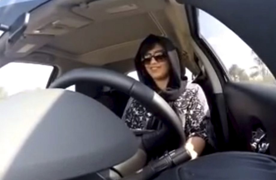 Aktivisten Loujain al-Hathloul kör bil mot Förenade arabemiraten 2014, och filmade det.