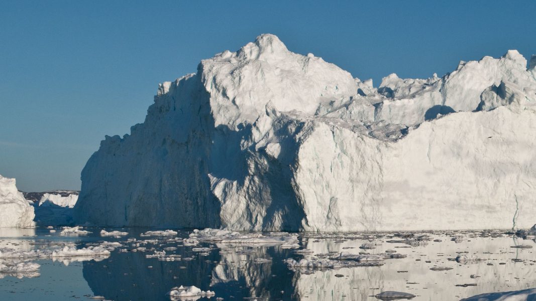 Bild från 2012, som visar ett isberg som troligtvis brutit sig loss från glaciären Jakobshavn Isbræ på Grönland.