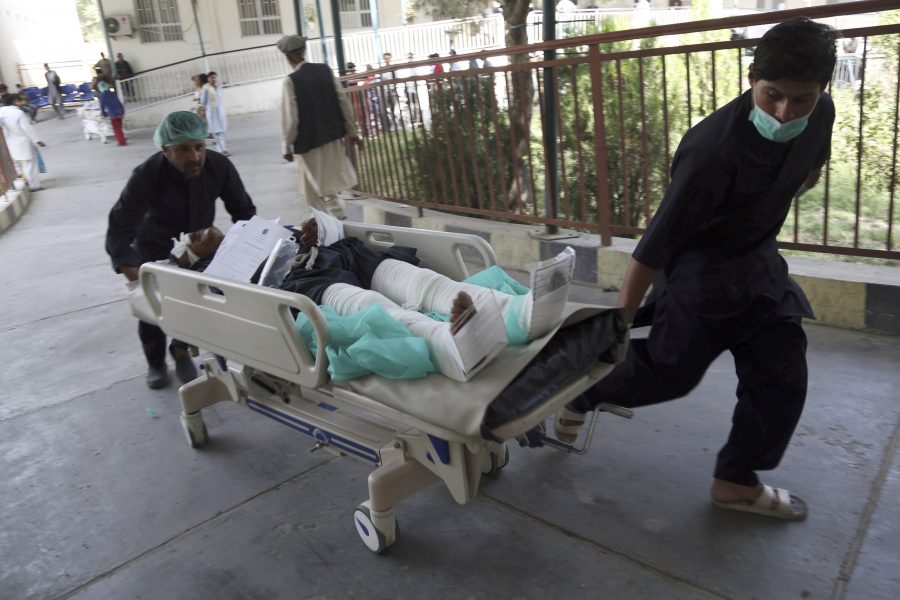 En självmordsattack utförd av talibanerna dödade på torsdagen 12 personer i Kabul och skadade många.